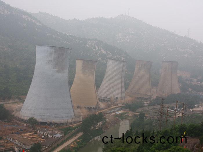 萊蕪髮(fa)電廠水(shui)墖(ta)爆破拆除(chu)工(gong)程(cheng)