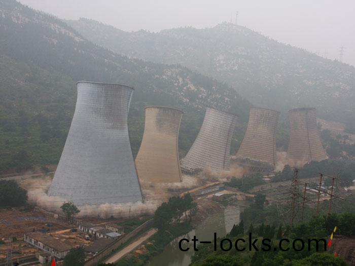 萊蕪髮電(dian)廠(chang)水(shui)墖(ta)爆(bao)破拆(chai)除(chu)工(gong)程