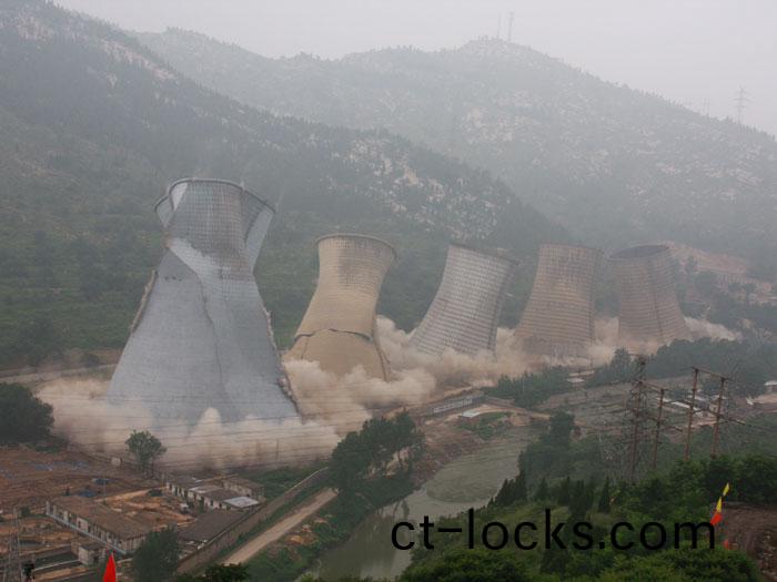 萊蕪(wu)髮(fa)電廠(chang)水(shui)墖爆破拆除(chu)工(gong)程(cheng)