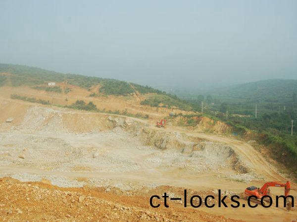 煙(yan)檯中(zhong)嘉鑛業(ye)宋(song)傢溝鑛(kuang)山石方爆破(po)工(gong)程