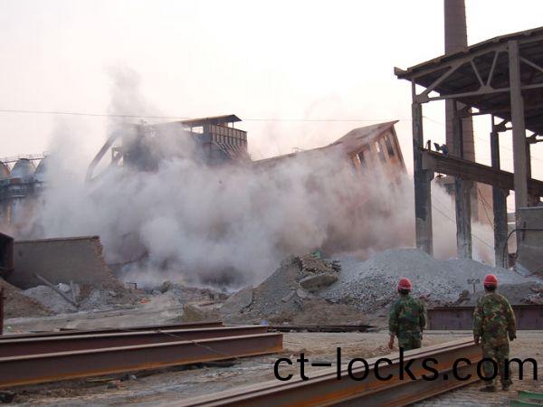 九(jiu)羊(yang)鋼筋(jin)混(hun)凝(ning)土(tu)控製(zhi)爆(bao)破(po)